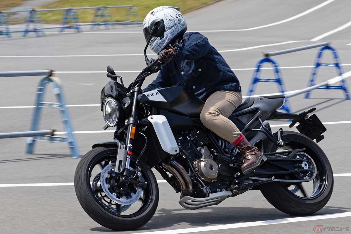 ハスクバーナ「Svartpilen 801」に試乗する、バイク女子の高梨はづきさん