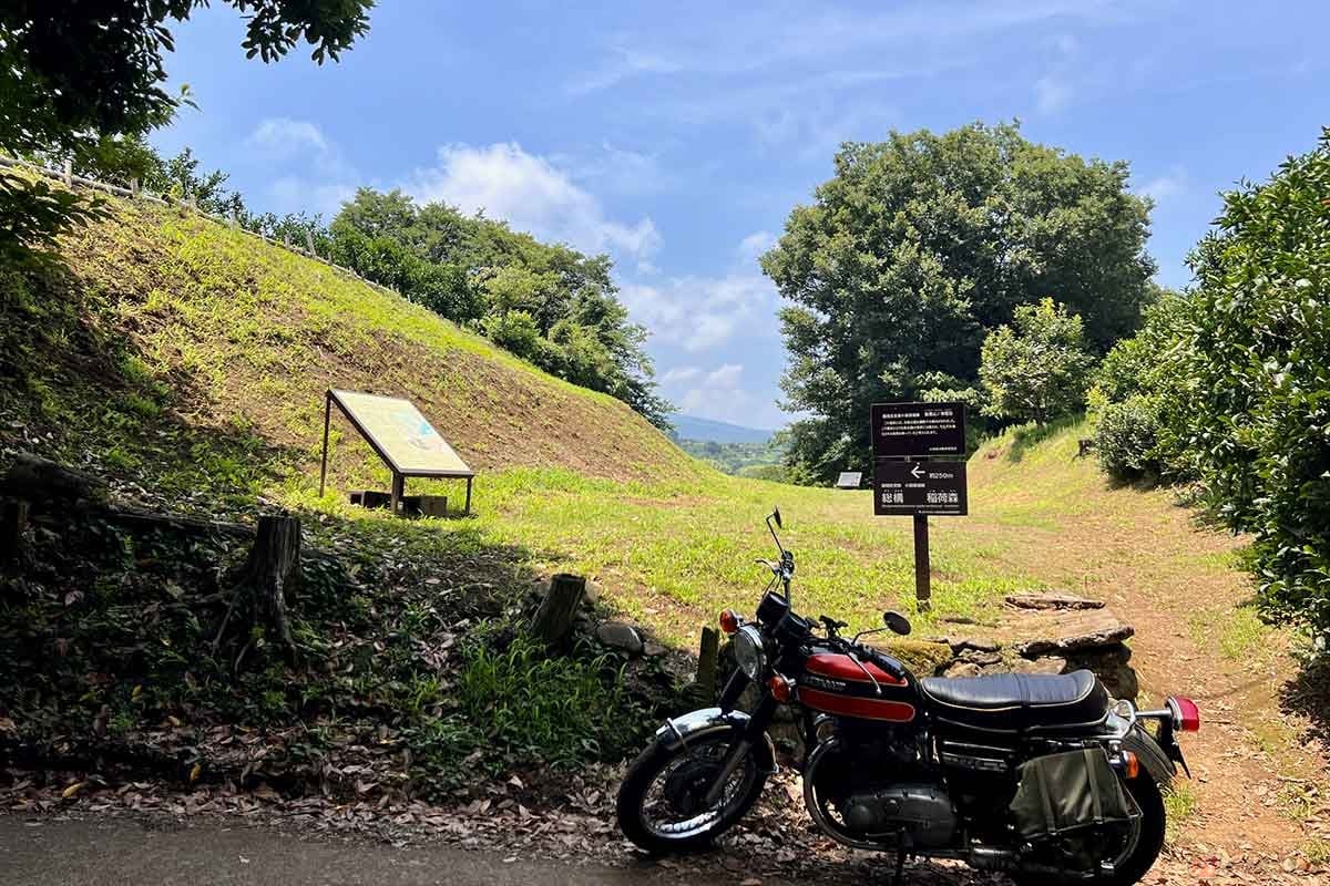 戦国時代の「小田原城」の一画を形成した「谷津丘陵(やつきゅうりょう)」の、通行を制約する役割を担った「山ノ神堀切(やまのかみほりきり)」。発掘調査は行われておらず、往時の正確な深さや形状は明らかになっていない