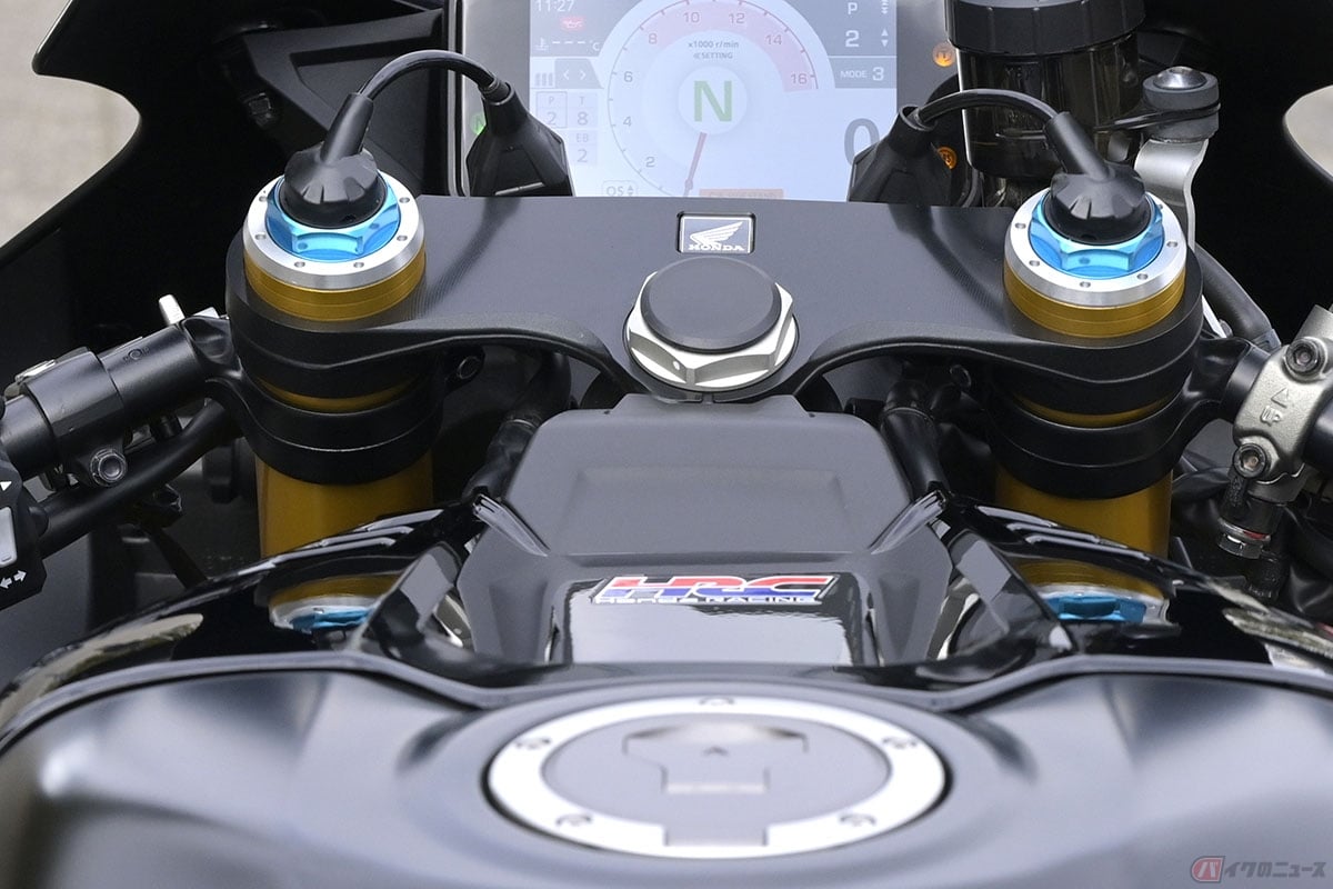 ハンドルバーをはじめ、トップブリッジやステムシャフト、ベアリングなどで構成された「ステム」