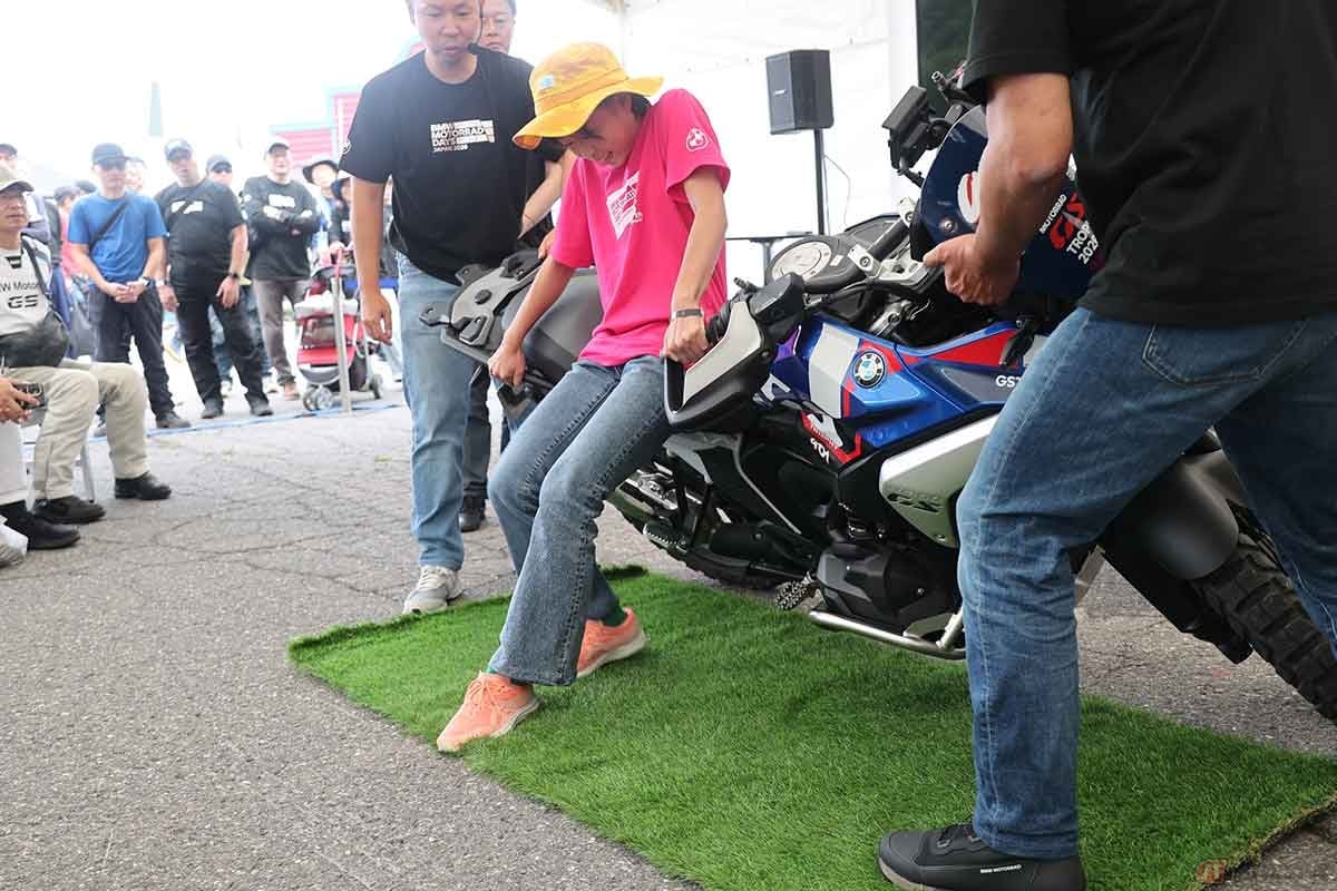 「バイク引き起こし講座」で、女子中学生が「R 1300 GSスポーツ」をスッと直立させた際は、それを見ていた来場者から大喝采が巻き起こった
