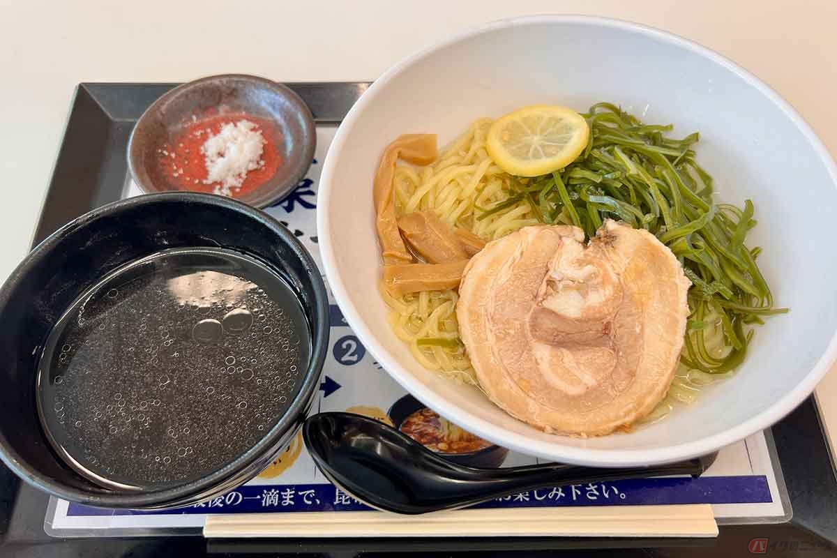 東関道「酒々井PA」（下り）のフードコート「総のらーめん」で夏限定「昆布水つけ麺」（取材時1300円）を実食。昆布水に浸かった麺を、藻塩や魚介だしのつけ汁で味わう