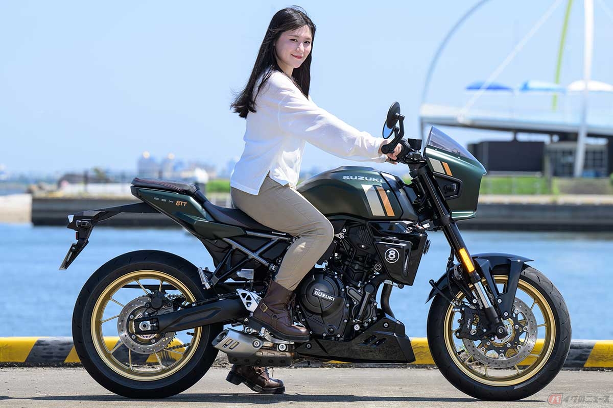 シート高810mmのスズキ「GSX-8TT」に身長158cmの高梨はづきさんがまたがった状態。両足のつま先が地面に届き、車重203kgの車体でも片足で支えられて安心感がある