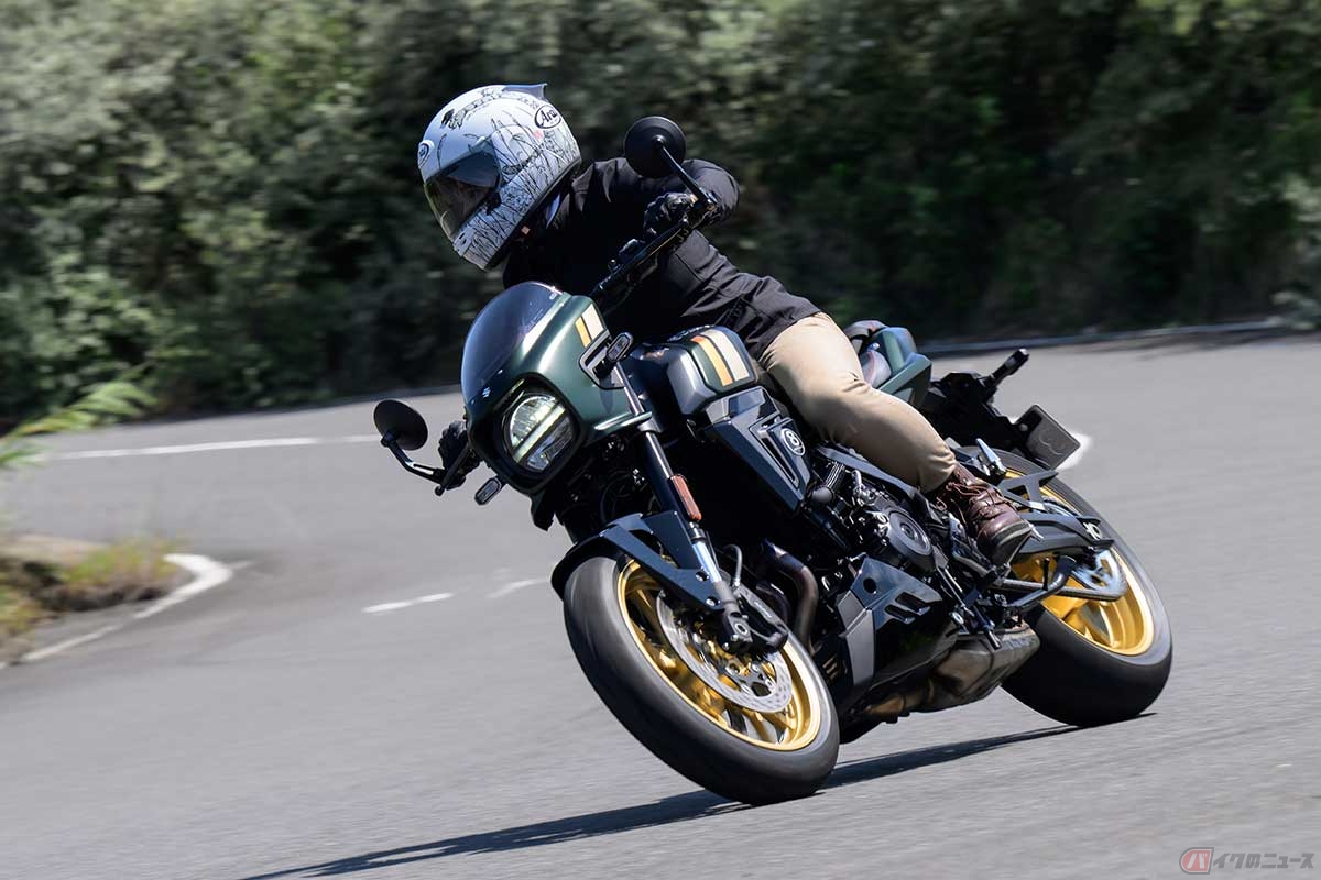 スズキ「GSX-8TT」に試乗する、バイク女子の高梨はづきさん