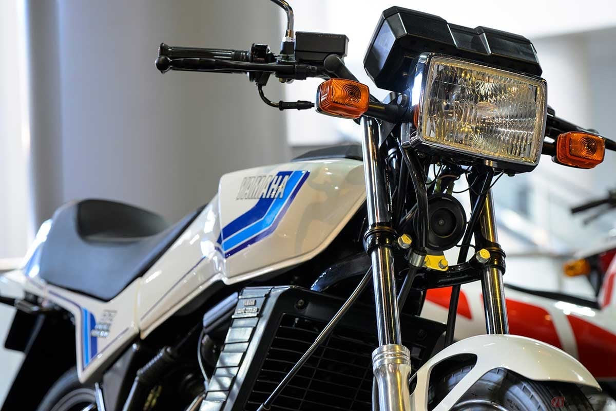 上位機種の大ヒットモデル「RZ250」(1990年発売)とは異なり、角型ヘッドライトやエッジの効いた外装で独特のフォルムを形成する「RZ50」(1981年発売)