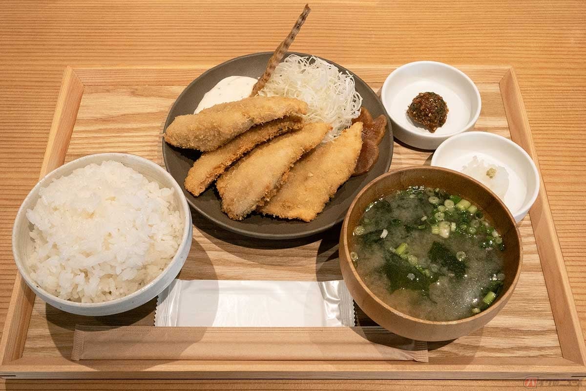 「トーキョーアジフライ羽田エアポートガーデン店」の「贅沢アジフライ定食」は、アジフライの聖地・長崎県松浦産の鯵を使ったアジフライの半身が4枚に薬味が3種