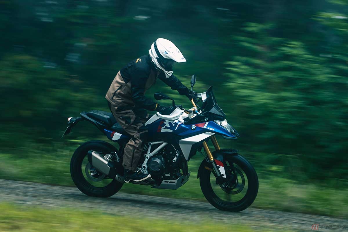 BMW Motorrad新型「F 450 GS」(GSトロフィー仕様)に試乗する筆者(中村友彦)。フラットダートでは意外な低重心感と予想以上の包容力を実感