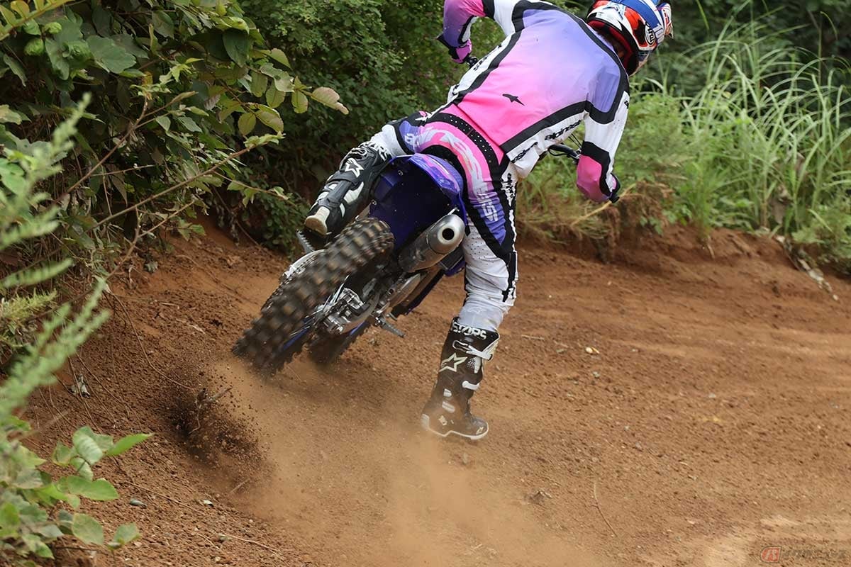 ヤマハ「YZ250F」(2027年モデル)に試乗する筆者(青木タカオ)