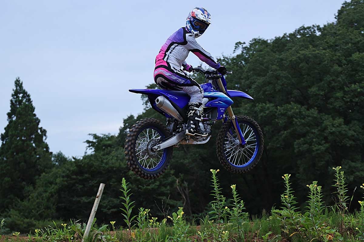 ヤマハ「YZ250F」(2027年モデル)に試乗する筆者(青木タカオ)