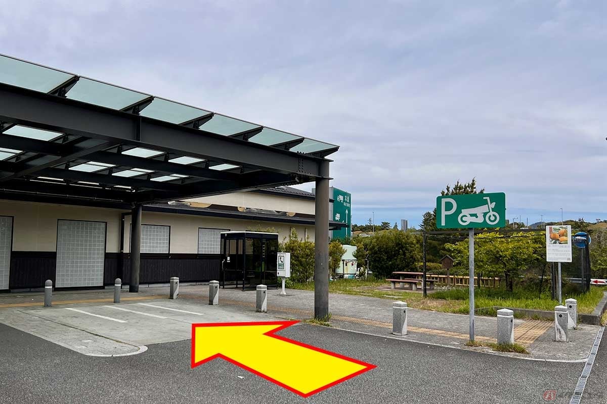 高速道路などのSAやPAの2輪専用駐車スペースは平坦で路面もしっかりしているが、峠道のパーキングなどは路面が傾斜していたり未舗装も少なくない。とくに地面が「前下がり」の場合は要注意!