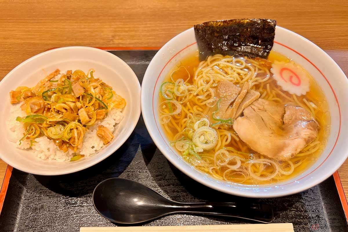 中央道「八ヶ岳PA」(上り)で実食した「ラーメンセット(ミニネギチャーシュー丼)」(1000円)は、あっさりした醤油ラーメンと、ピリ辛丼の組み合わせ
