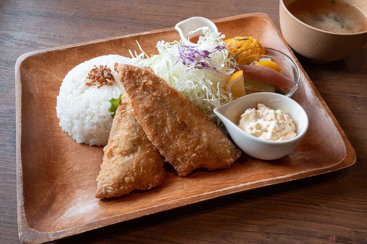 「とんかつCafeロクベイ」のランチメニュー、ワンプレートを「アジフライ」でオーダー