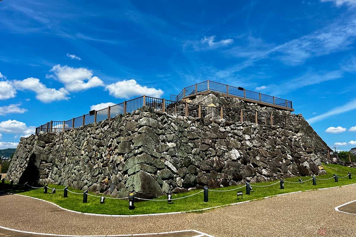 「郡山城」の天守台。長く実態が不明だった天守は発掘調査により礎石が確認されるなど、「幻の天守」の輪郭が見えつつある