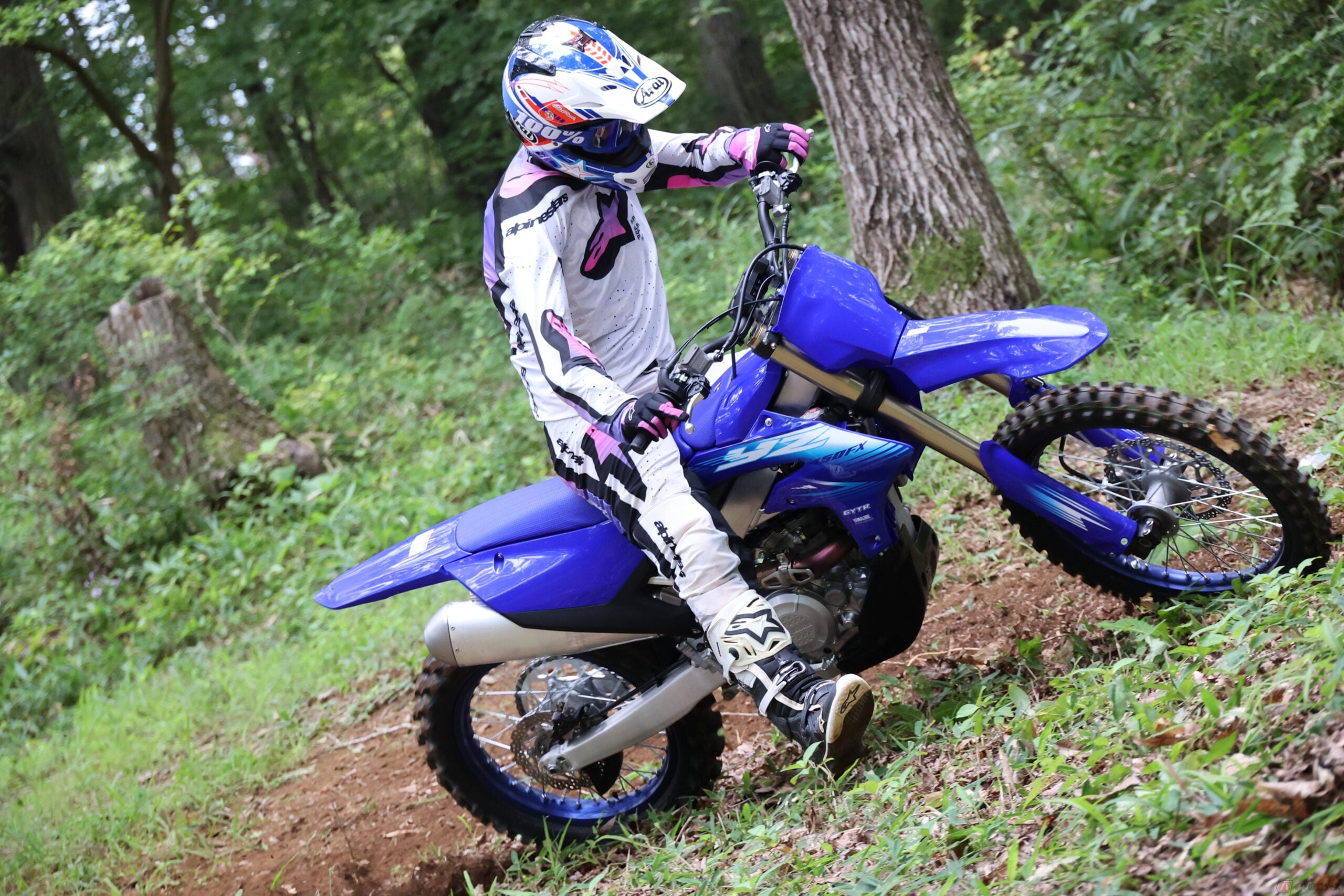 ヤマハ「YZ」シリーズのフラッグシップモデル「YZ450FX」(2027年型)に試乗する筆者(青木タカオ)