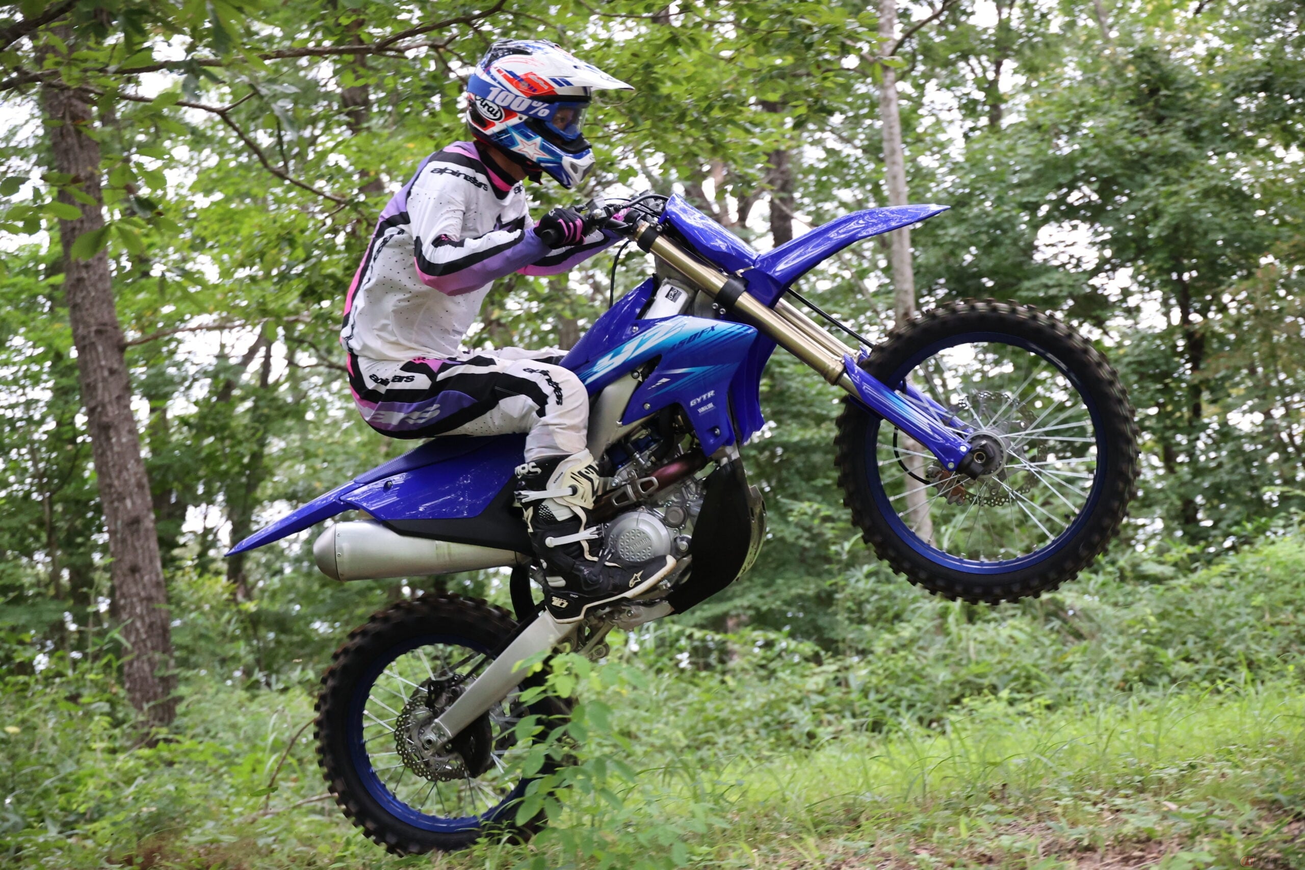 ヤマハ「YZ450FX」(2027年型)に試乗する筆者(青木タカオ)。オフロードがますます楽しくなるキャラクターに