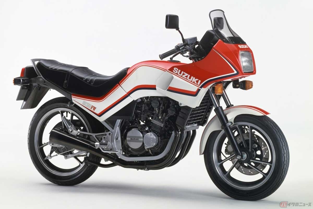 スズキ「GS250FW」(1983年)は国産初の排気量250ccクラスの4気筒エンジン搭載モデル。排気量249ccの水冷4ストローク直列4気筒DOHC2バルブエンジンは最高出力36ps/11000rpmを発揮。ハーフカウルモデルの他に、ミニカウル(ハンドルマウントのビキニカウル)仕様もラインナップした
