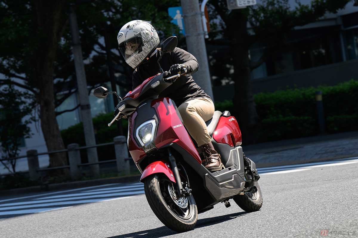 ホンダ「ICON e:」に試乗する、バイク女子の高梨はづきさん。音も振動も無くスッと前へ出て、さらに身軽さを感じられる