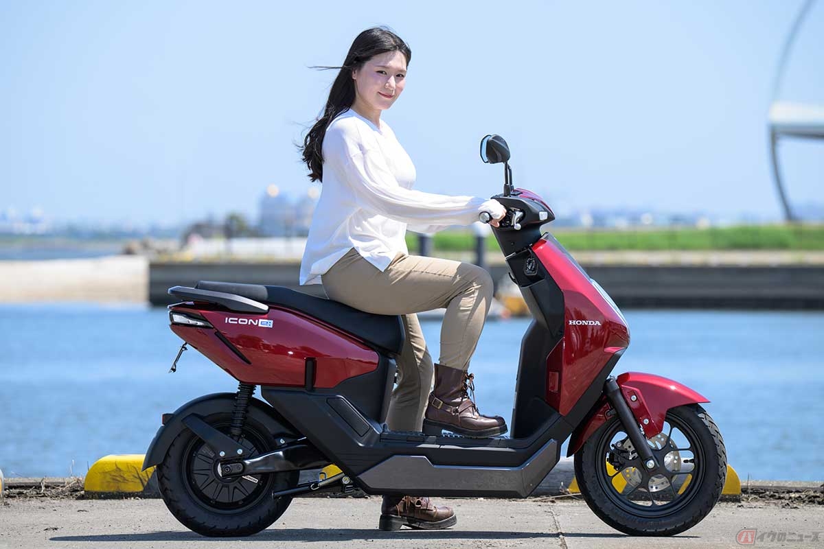 シート高742mmのホンダ「ICON e:」に身長158cmの高梨はづきさんがまたがった状態。両足とも地面に接地する気軽さ