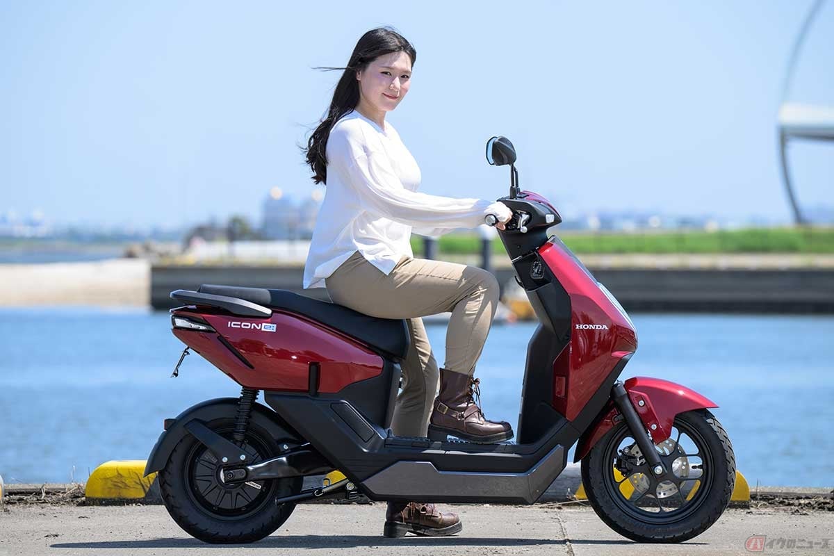 シート高742mmのホンダ「ICON e:」に身長158cmの高梨はづきさんがまたがった状態。両足とも地面に接地する気軽さ