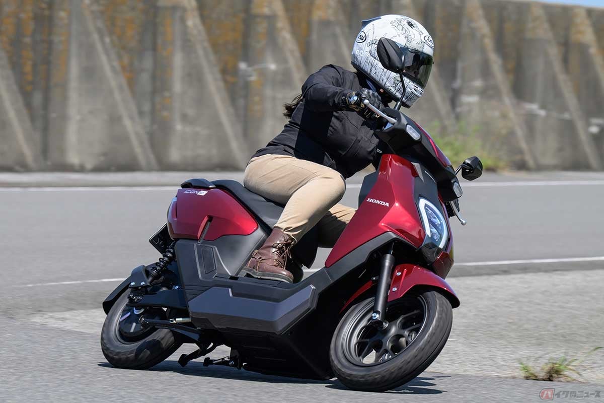 ホンダ「ICON e:」に試乗する、バイク女子の高梨はづきさん。あらためてその乗りやすさを実感