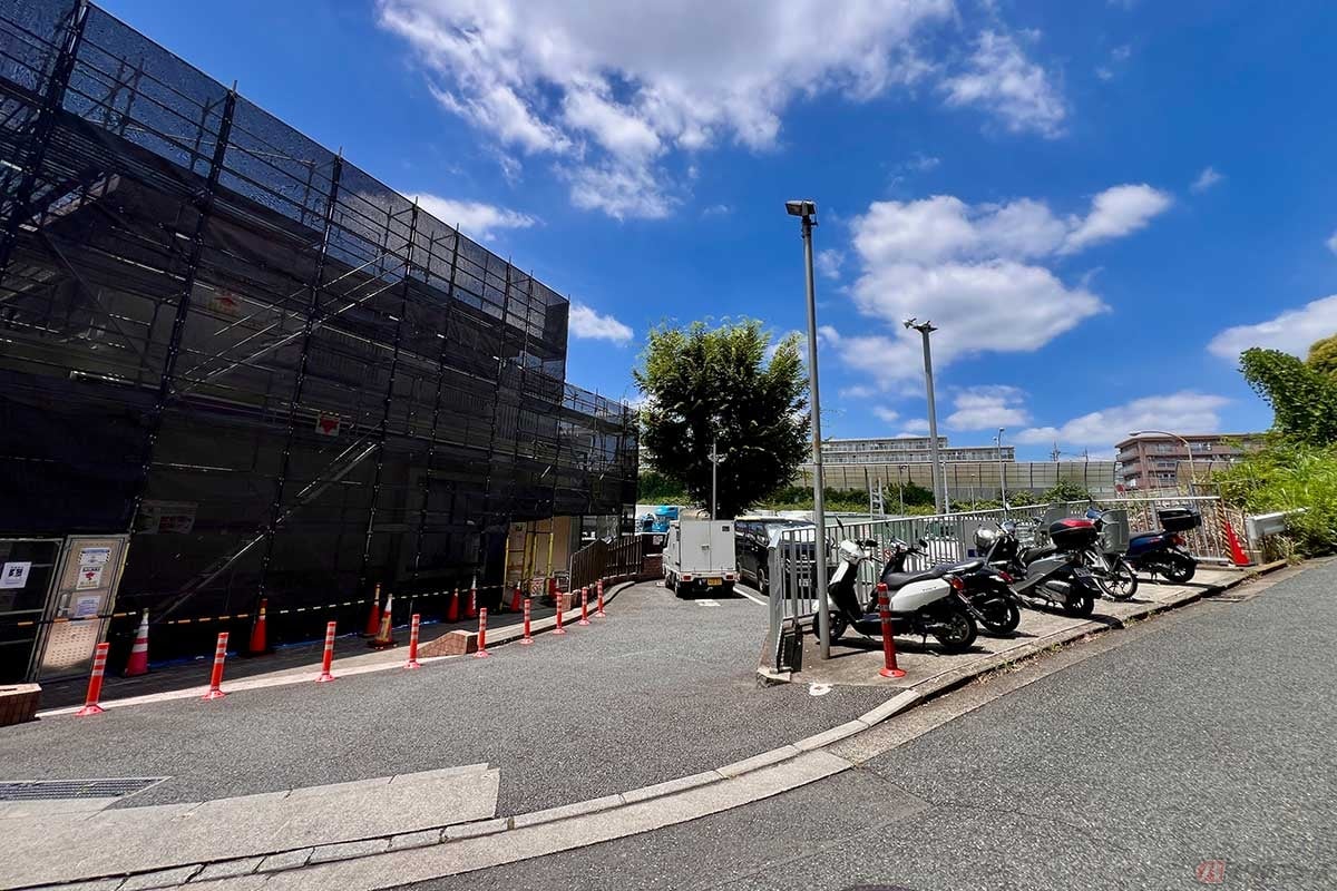 東名「港北PA」(下り)へ、一般道からアクセス可能な「ぷらっとパーク」を利用。駐輪場も備わっている。改装後も楽しみ