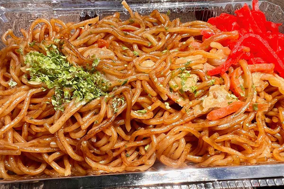 テイクアウトの「マルちゃんの焼そば」の味はしっかり屋台風で、ソースの香りと麺のボリュームに満足