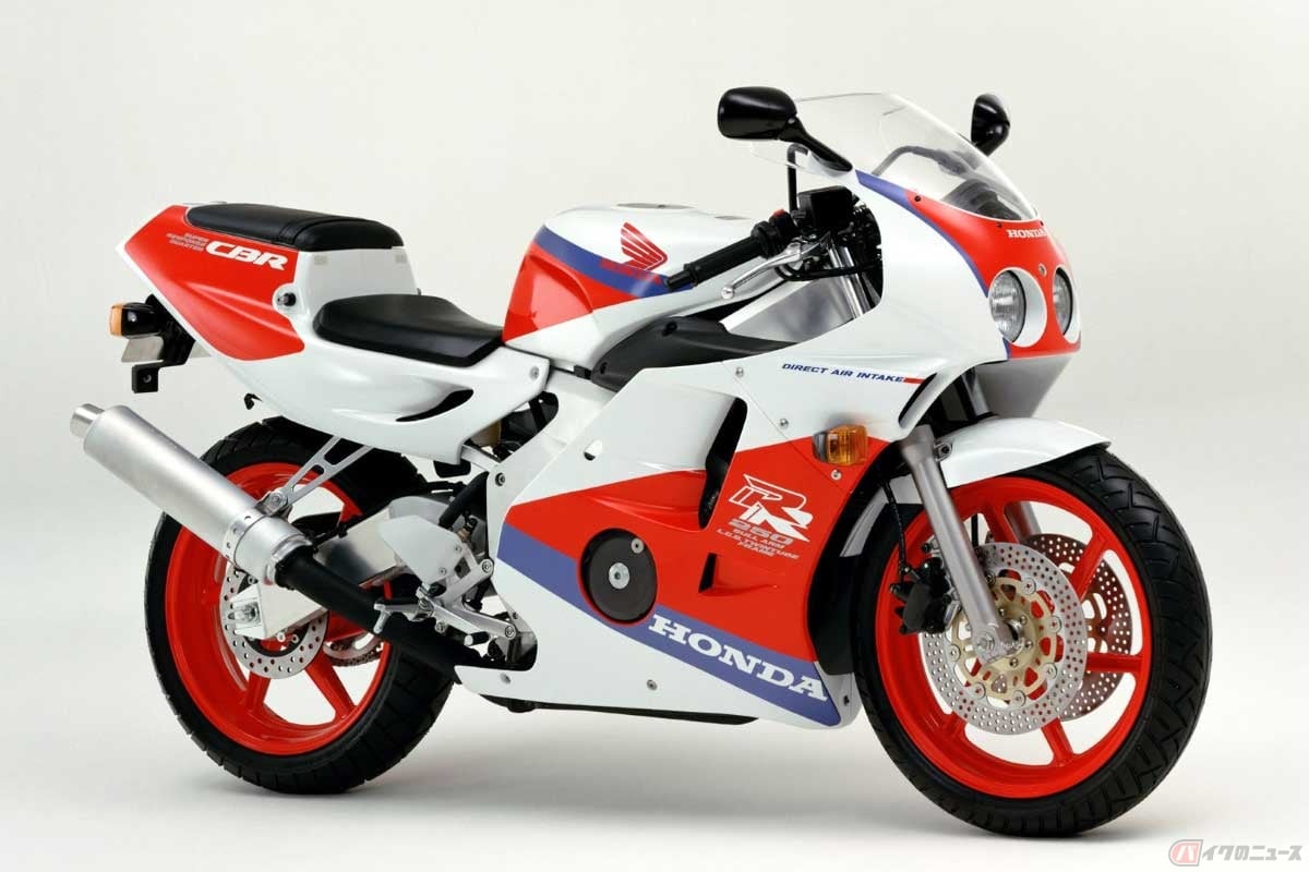 1990年にフルチェンジしたホンダ「CBR250RR」は最高出力45ps/15000rpmだが、自主規制によって1994年型では最高出力40ps/14500rpmにダウンし、これが最終型になる