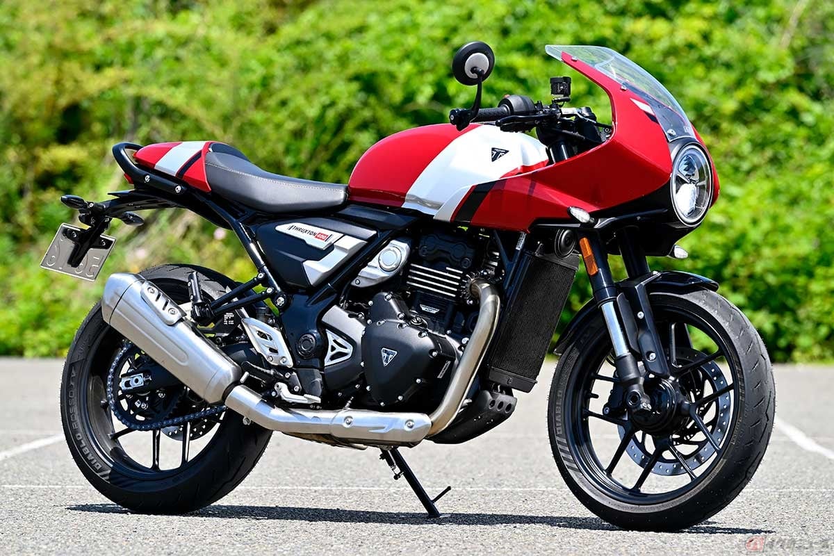 トライアンフ「Thruxton 400」は排気量398ccの水冷単気筒DOHC4バルブエンジンを搭載するカフェレーサーモデル