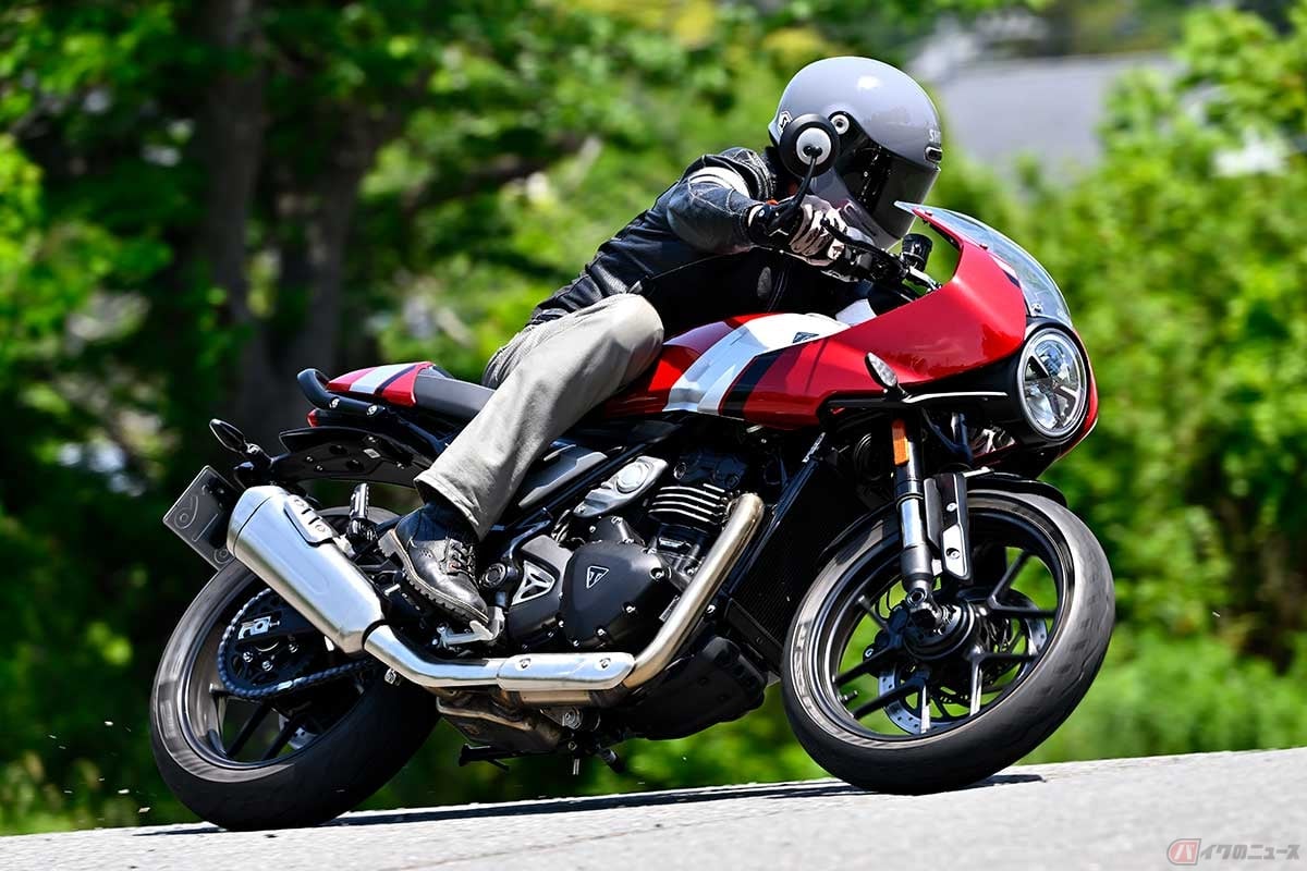 トライアンフ「Thruxton 400」に試乗する筆者(中村友彦)。レーシーなライディングポジションが運動性の向上に寄与することを実感