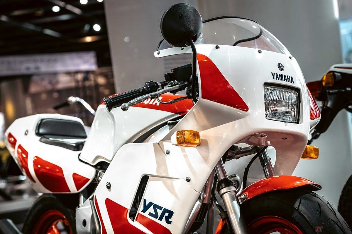 1986年に登場したヤマハ「YSR50」は、ファクトリーレーサー「YZR500」をデフォルメ&スケールダウンしたような50ccクラスの原付スポーツで、ミニバイクレースの定番モデルとなった