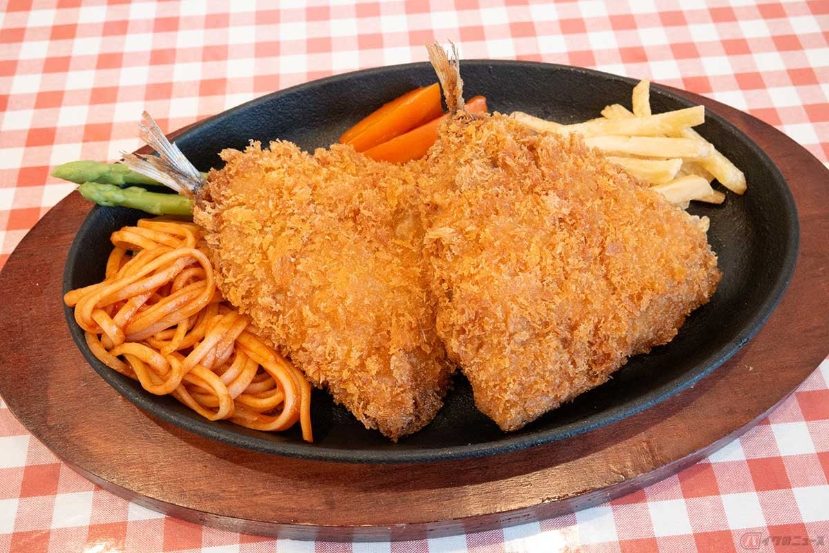 「とよまる食堂」のランチメニュー、「アジフライ」は大きめのアジフライが2尾に赤スパやフライドポテトが鉄板に盛られて提供される