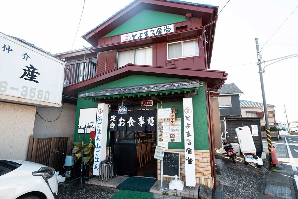 国道134から長井漁港へ向かう途中にある「とよまる食堂」。バイクは店の横に停められる