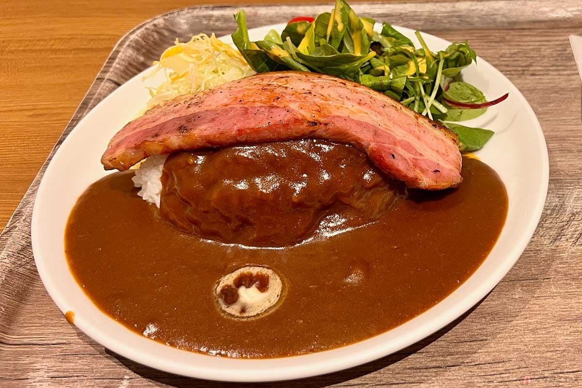 中央道「八ヶ岳PA」(上り)の「清里カレー 厚切りベーコン」(1400円)は、濃厚な味わいの欧風カレーに大きな厚切りベーコン、レーズンバター、サラダを組み合わせた豪華なメニューだった