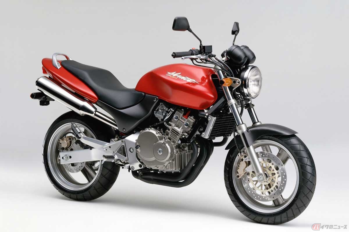 極太タイヤが人気を集めたホンダ「Hornet」（1996年）は、最高出力40ps／13000rpmを発揮。排出ガス規制に適合させたモデル（1999年12月発売～）から40ps／14000rpmに