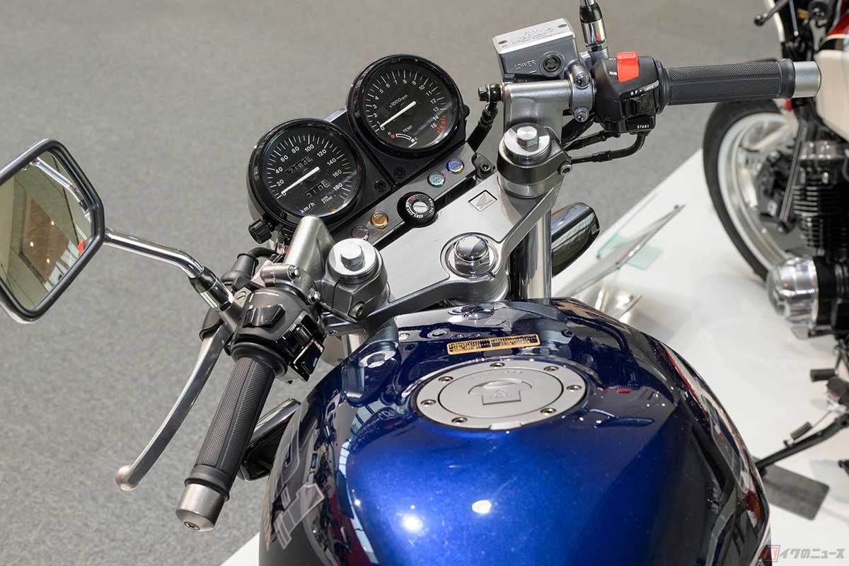 トップブリッジやハンドルなども質感の高いパーツを採用。タコメーターのレッドゾーンは13500rpmから
