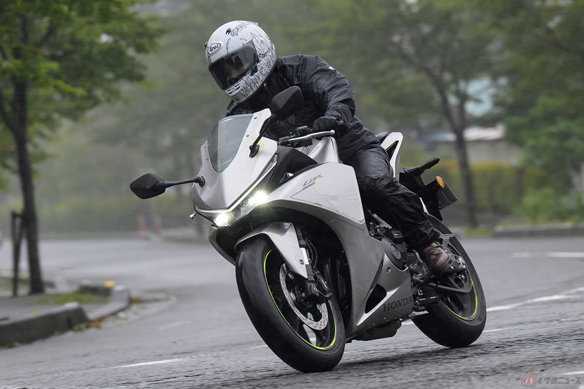 ホンダ「CBR400R FOUR E-Clutch」に試乗する、バイク女子の高梨はづきさん。やや前傾のライディングポジションは前方視界も良好で、スポーツバイクに不慣れでもそれほど怖さを感じない