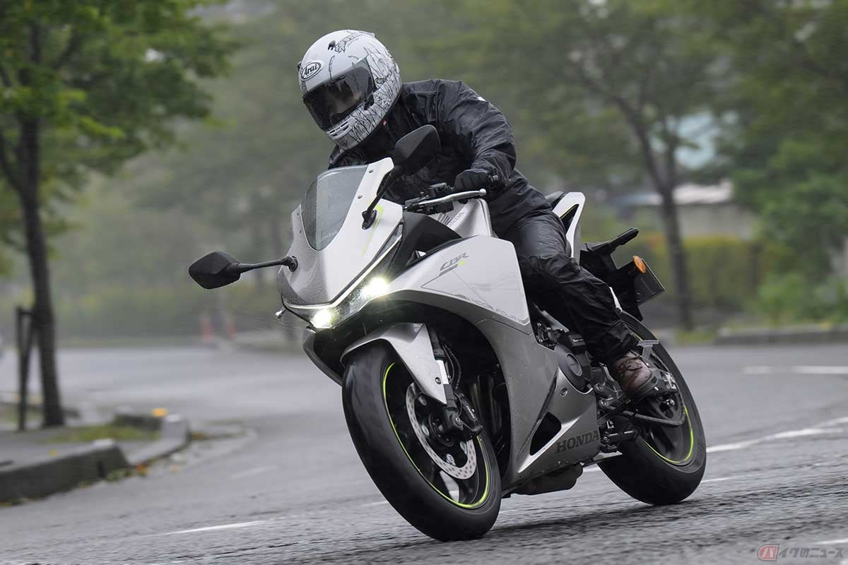 ホンダ「CBR400R FOUR E-Clutch」に試乗する、バイク女子の高梨はづきさん。やや前傾のライディングポジションは前方視界も良好で、スポーツバイクに不慣れでもそれほど怖さを感じない