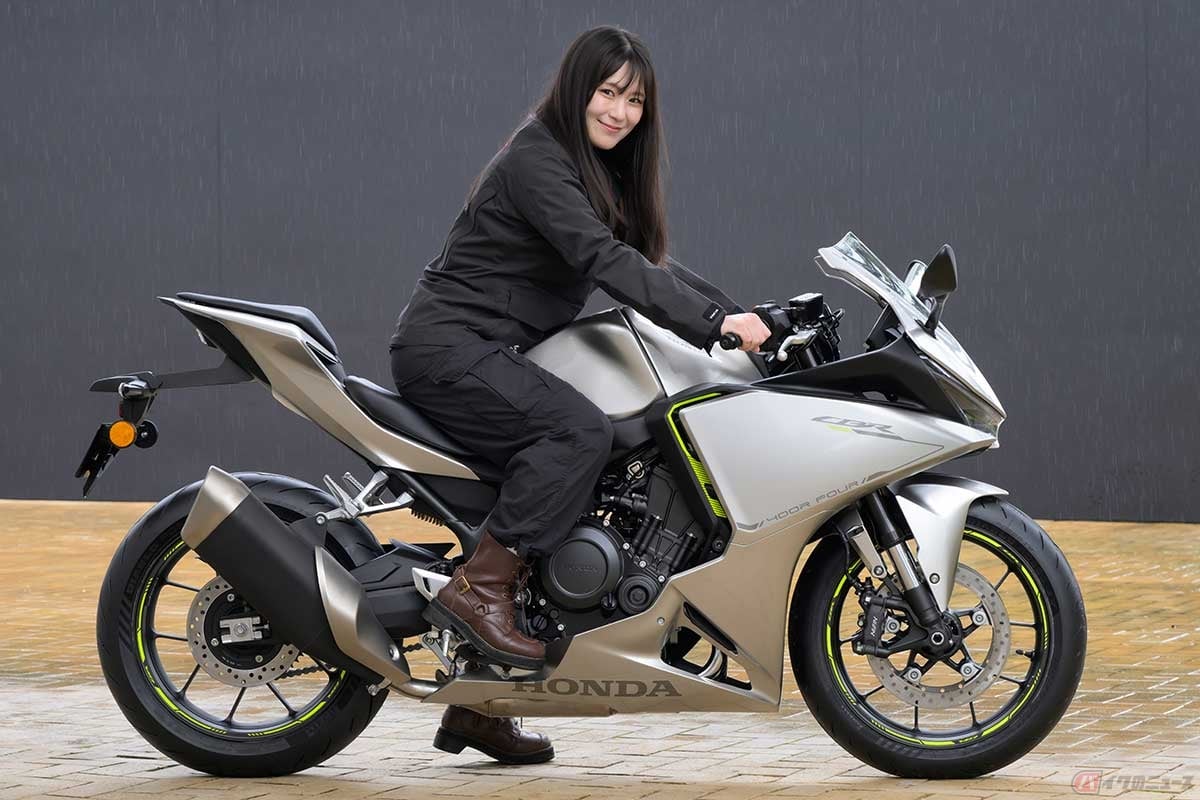 シート高780mmのホンダ「CBR400R FOUR E-Clutch」に身長158cmの高梨はづきさんがまたがった状態。足を下ろすと内もものあたりのシート形状が絞られていて地面に届きやすい