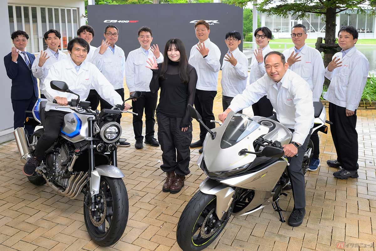 ホンダ「CBR400R FOUR E-Clutch」と「CB400 SUPER FOUR」の開発チームのみなさんと、バイク女子の高梨はづきさん。気になることについて、いろいろと話をうかがった