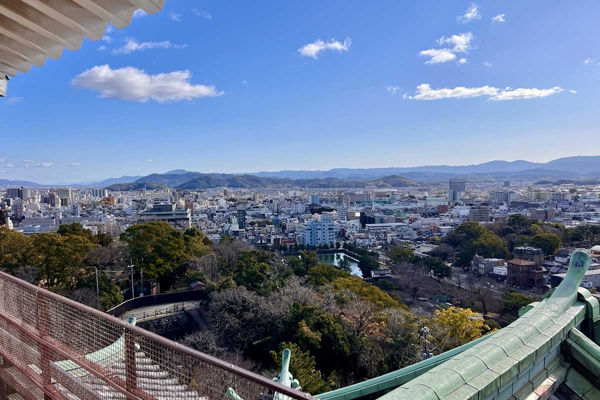 天守からは和歌山市街を一望できる。紀の川（きのかわ）や海上交通を押さえるこの場所が、大坂の南を固める重要地だったことが分かる
