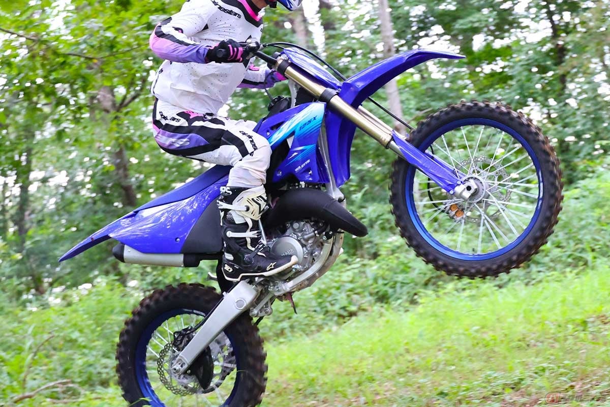 ヤマハ「YZ」シリーズの2ストマシン「YZ125X」(2027年型)に試乗する筆者(青木タカオ)