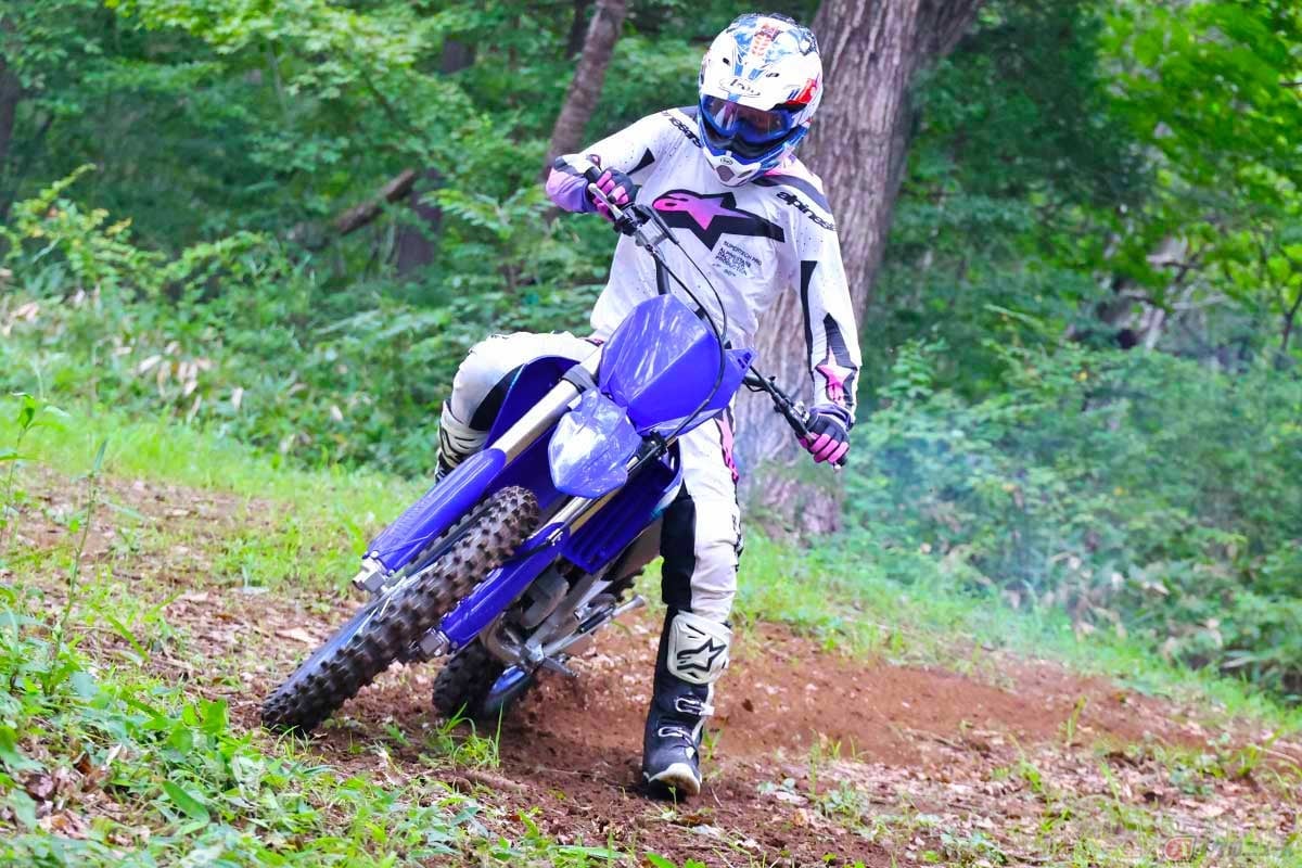 ヤマハ「YZ125X」（2027年型）に試乗する筆者（青木タカオ）。低回転域でも粘り強く、エンストしそうな気配が感じられない