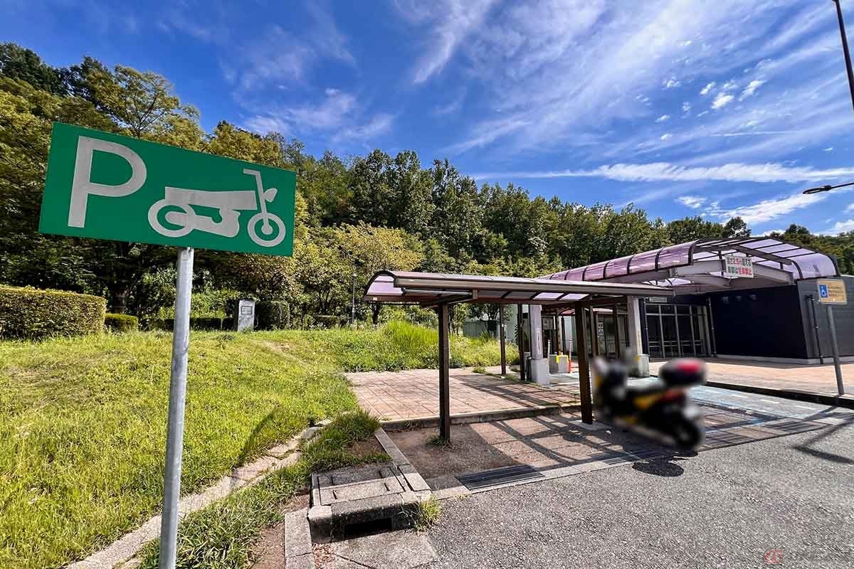 屋根が接地された2輪専用の駐車スペースも確保されている