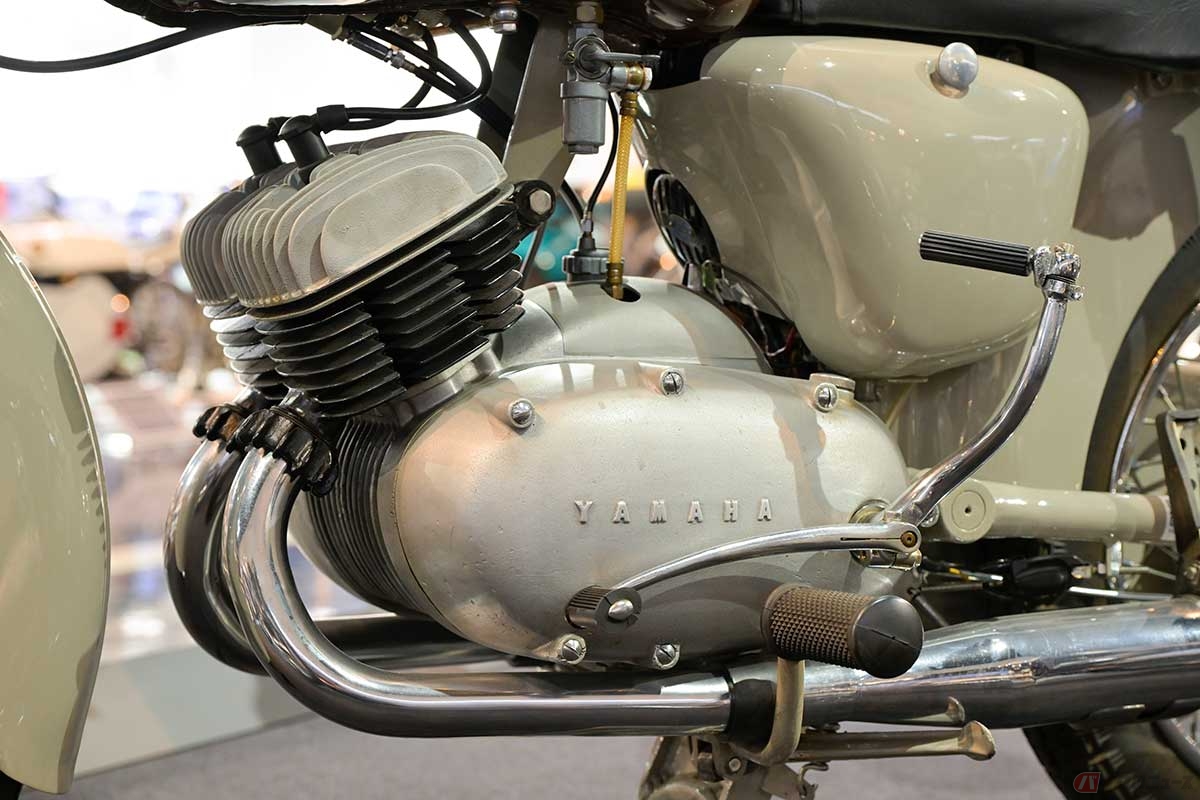 125ccのエンジンを左右で繋げたような排気量247ccの並列2気筒エンジン。左右分割方式クランクの開発には苦労があったという。最高出力は14.7ps