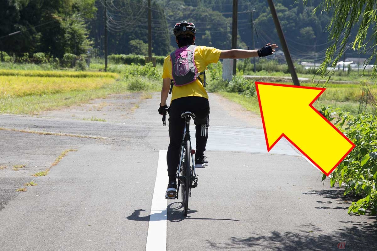自転車の「合図不履行」に注意。「手信号」などで周囲に進行方向を知らせなければ「青切符」の対象に