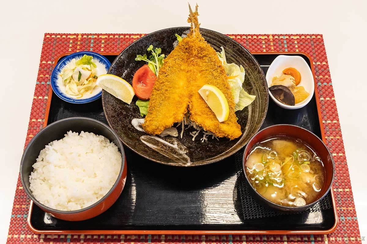 「味のれん 和信」の「アジフライ定食」。アジフライはもちろん、ご飯や煮物、味噌汁も美味しい