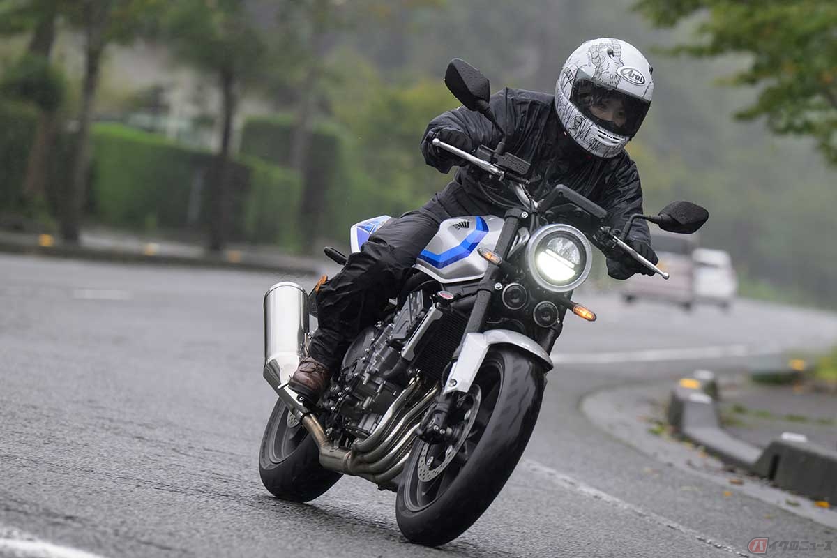 ホンダ「CB400 SUPER FOUR E-Clutch」に試乗する、バイク女子の高梨はづきさん。あいにくの雨でも「URBANモード」で走ると濡れた路面でも扱いやすく安心感がある