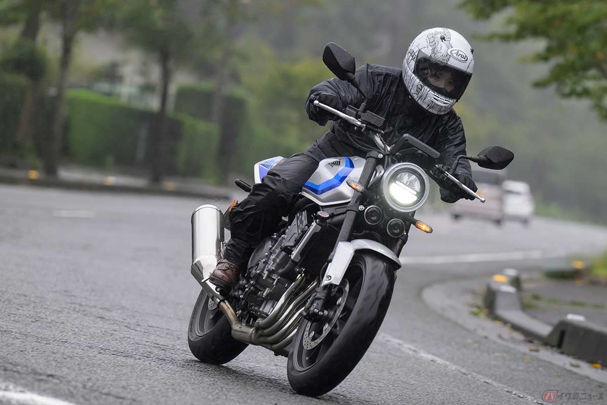 ホンダ「CB400 SUPER FOUR E-Clutch」に試乗する、バイク女子の高梨はづきさん。あいにくの雨でも「URBANモード」で走ると濡れた路面でも扱いやすく安心感がある