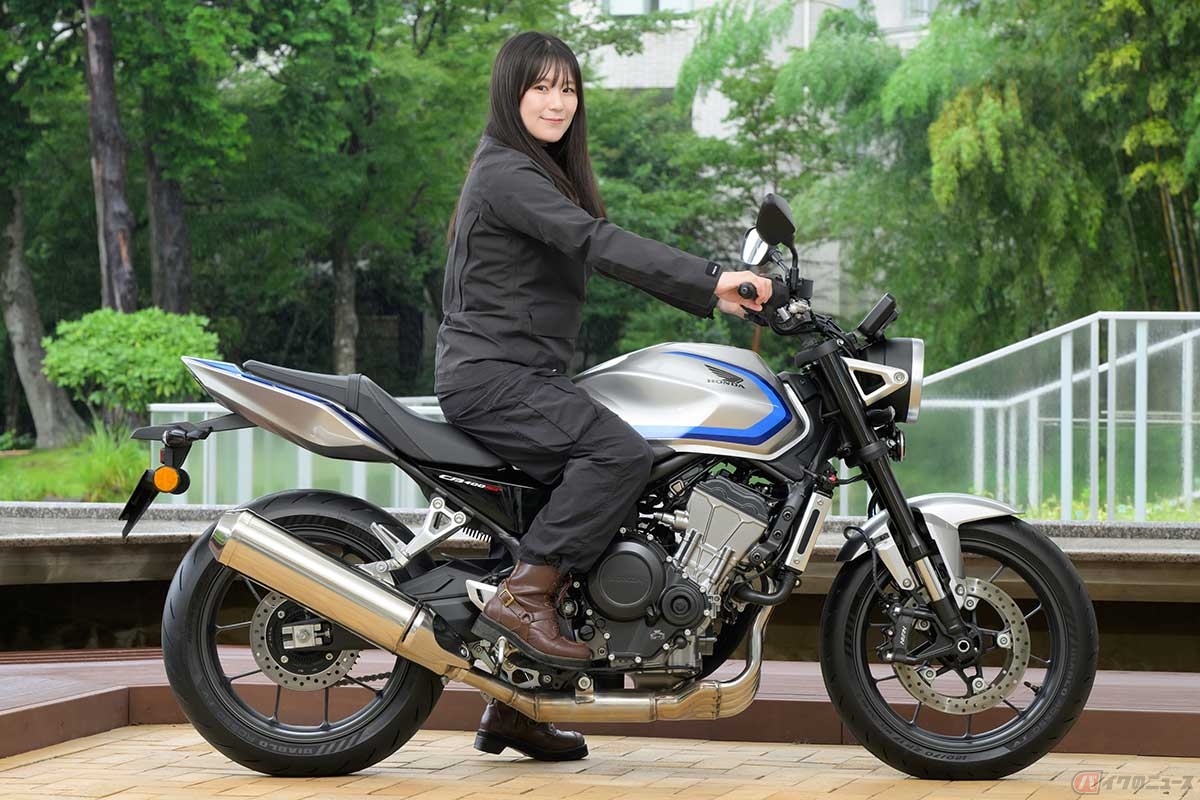 シート高780mmのホンダ「CB400 SUPER FOUR E-Clutch」に身長158cmの高梨はづきさんがまたがった状態。ライディングポジションは上半身が自然に起きて視界が広く、腕にも余計な力が入りにくい