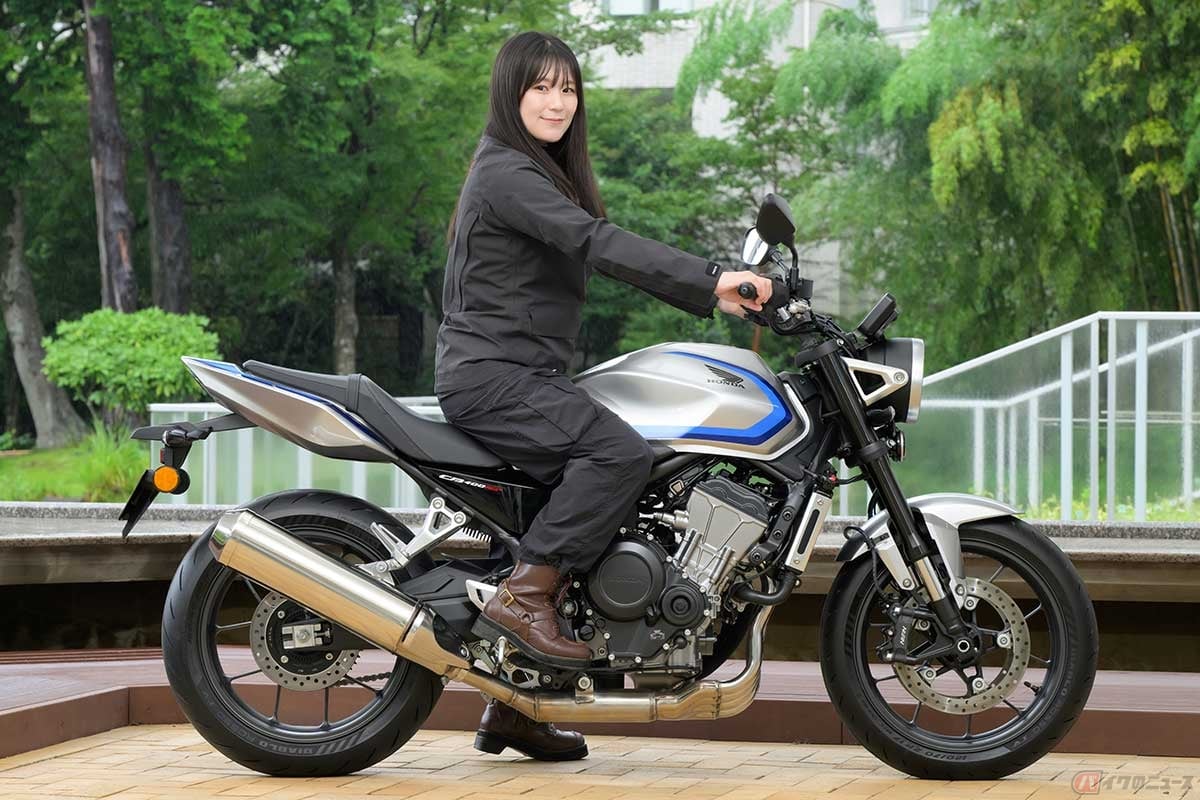シート高780mmのホンダ「CB400 SUPER FOUR E-Clutch」に身長158cmの高梨はづきさんがまたがった状態。ライディングポジションは上半身が自然に起きて視界が広く、腕にも余計な力が入りにくい