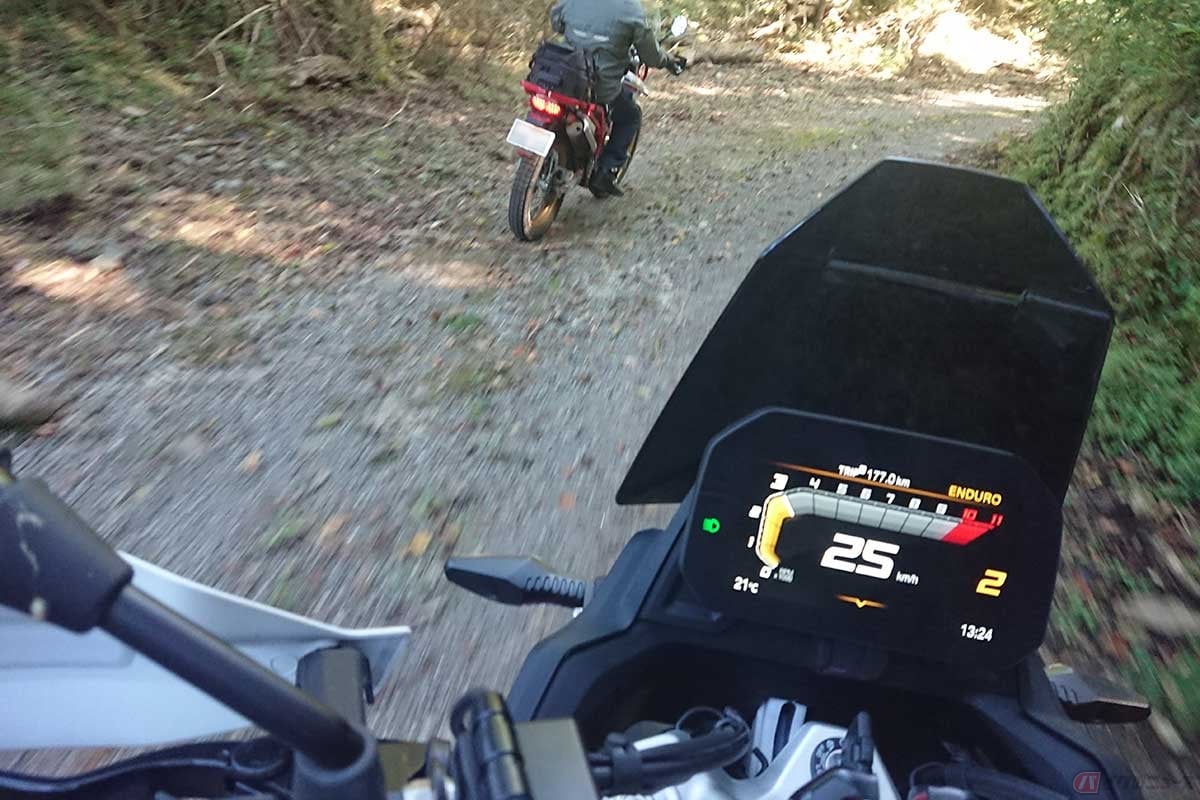 よく出かける神奈川県の林道で、友人Eさん+ヤマハ「セロー250」を追走中